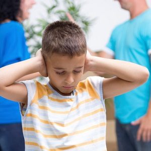 parents-arguing-behind-boy-032814